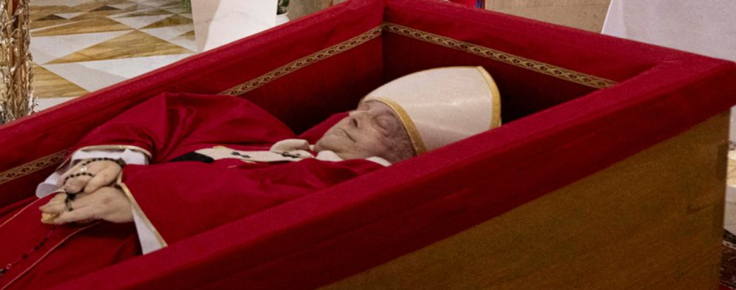 Es ist ein uralter Ritus: Der tote Papst wird öffentlich aufgebahrt,